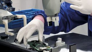 Bei der Montage trifft Handarbeit auf Automatisierung. (©zapp2photo - stock.adobe.com)