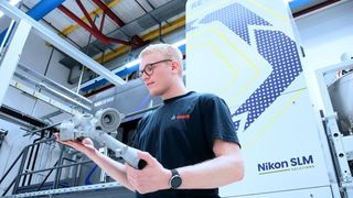 Durch die Anschaffung eines sehr leistungsfähigen Metall-3D-Druckers von Nikon SLM Solutions ist Bosch in Nürnberg jetzt auf dem nächsten Level der Machbarkeit von Bauteilen angelangt. Hier hält ein Mitarbeiter ein damit additiv gefertigtes Gehäuse für ein Lenkgetriebe in Händen. (Bild: Bosch)