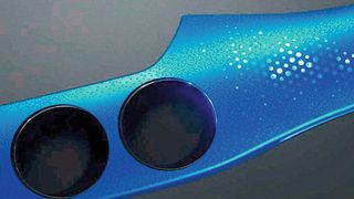 Leonhard Kurz nutzt Wittmann-Battenfeld-Spritzguss-Fertigungszellen für die automatisierte In-Mould-Decoration. Gleichzeitig will man die Ausformung von Ecken und Randbereichen optimieren. Hier ein PMD-Insert (Print-Mould-Design) kombiniert mit einem gedruckten kapazitiven Polyic-Sensor auf der Formteil-Innenseite. Wittmann Battenfeld zeigt im Rahmen der K 2019 ähnliche Anwendungen in Halle 15 am Stand C06.  (Kurz)