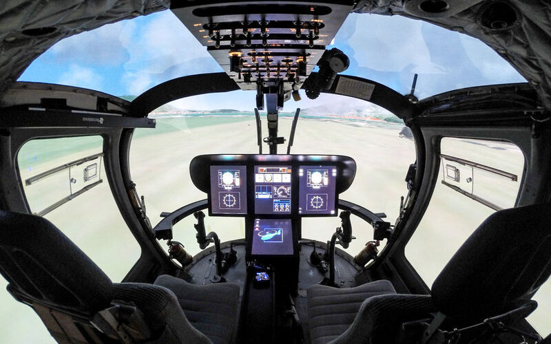 Augmented Reality im Cockpit: Sensoren an den Kufen des Hubschraubers erfassen zusätzliche Informationen und projizieren sie auf die Datenbrille des Piloten. (TUM, Viertler)