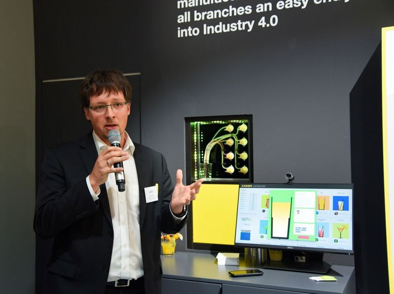 Der digitale Barkeeper: Über die Axoom-Plattform wurde ein Cocktail-Mixer realisiert, der auf Knopfdruck das richtige Rezept mischt. (Stefanie Michel)