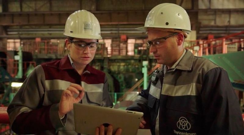 In einer Pilotphase testet thyssenkrupp intuitiv nutzbare mobile Endgeräte, deren Einsatz gemeinsam von Mitarbeitern aus der Instandhaltung und Wissensmanagern geplant wird.  (Thyssenkrupp )