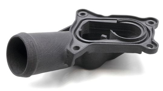 Aus Granulat PPS GF40 für die Automobilindustrie gefertigter Stutzen für Kühlwassersysteme.(Bild:  Schaeffler)