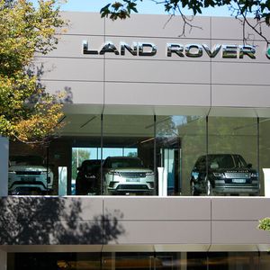 Rund 15 Monate dauerte die reine Bauzeit des 12.000-Quadratmeter-Flagshipstores gemäß den Vorgaben der „Arch“-Architektur der britischen Premiummarke.(Bild:  Schneider-Gruppe)