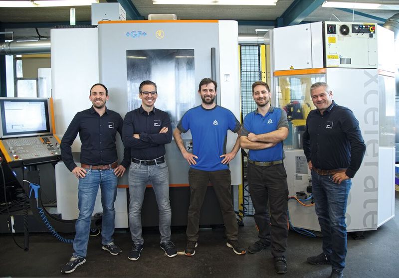 Perfekte Kooperation (v. l. n. r.): Tobias Bachmann (Anwendungstechniker, Vischer & Bolli), Fabian Wettstein (COO, Vischer & Bolli), Prisco Schönbächler (CAM/CNC-Programmierer, Hahn AG), Marcial Hahn (Geschäftsführer, Hahn AG) und André Braun (Technischer Verkaufsberater, Vischer & Bolli). (Bild: Matthias Böhm)