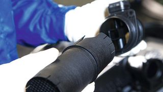 Der Strömungsgleichrichter wird einfach auf den Luftmassenmesser aufgesteckt. (Foto: VW)