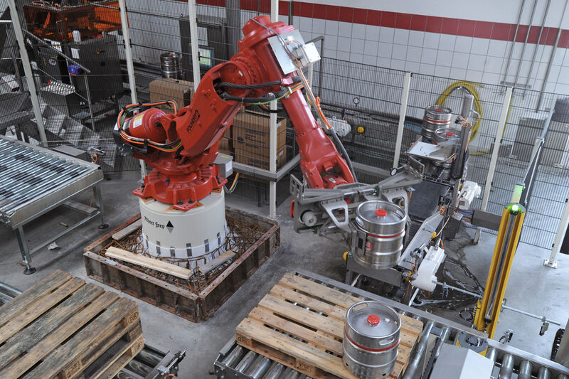 Bild 2: Einer der Roboter setzt die gefüllten Kegs auf Paletten. (Bild: ABB)