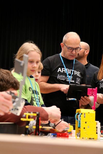 La finale suisse du concours de robotique First Lego League se tiendra le 21 février 2026 au Forum de l'Arc à Moutier. (Source : Robots-Ju)