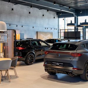 Dass Cupra inzwischen stärker gewichtet wird, zieht sich durch viele Ausstellungsräume der Seat-/Cupra-Partner. Die Innen-CI hat mit der bis vor wenigen Jahren noch aktuellen Seat-Optik in Rot und Weiß inzwischen wenig zu tun.(Bild:  Seat Deutschland)