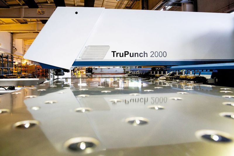 Dank bewährtem Maschinenkonzept, präziser Koordinatenführung und hoher Positioniergenauigkeit fertigt die Tru Punch 2000 maßgenaue Werkstücke. (Bild: Trumpf)