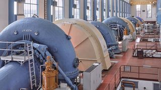 In der Maschinenhalle des Pumpspeicher-Kraftwerks Waldshut stehen vier horizontal eingebaute Maschinensätze. Diese und die Maschinensätze von vier weiteren Kraftwerken werden zentral von Kühmoos aus gesteuert. Dort wurde nach ca. 20 Betriebsjahren eine neue Leittechnik installiert. (Phoenix Contact)