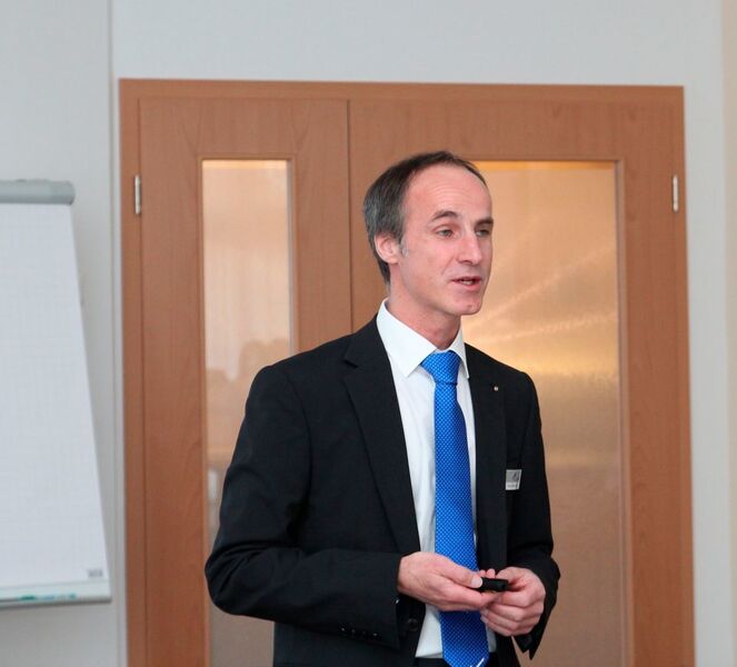 Frank Klinkhammer, Geschäftsführer der Klinkhammer Group, stellte den Besuchern des KIT die 360°-Philosophie seines Unternehmens vor. (Bild: Hofmann)