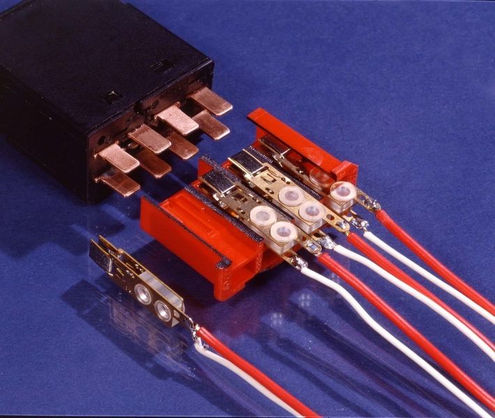 Die Vier-Leiter-Messtechnik ermöglicht es, über den Spannungsabfall den Innenwiderstand eines Gerätes exakt zu messen. Dazu wird der Prüfling mit zwei gegeneinander isolierten Kontakten berührt und der Kontaktwiderstand im Prüfmittel hinter den Abnahmepunkt des Spannungsabfalls verlagert. (Archiv: Vogel Business Media)