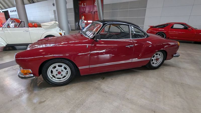 29.500 Euro für ein Karmann Ghia Coupe? Prinzipiell kein Thema, aber nicht, wenn die Lackierung die Struktur einer Elefantenhaut aufweist und die Deckel für die Drehstäbe zugespachtelt wurden. (Bild: Dominsky – VCG)