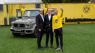 Heinrich und Paul Rosier beim Shooting mit den BVB-Spielern (v. l.) Julian Ryerson, Pascal Groß und Waldemar Anton. (Bild: Borussia Dortmund GmbH & Co. KGaA)