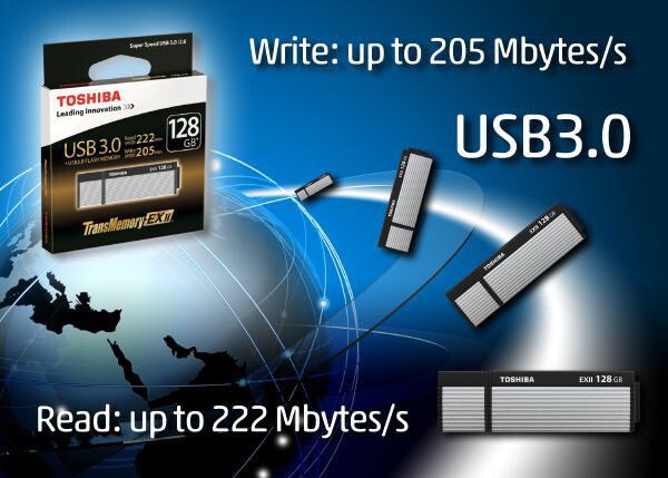 Die TransMemory-EX-II-Sticks sollen mit 32, 64 und 128 Gigabyte Kapazität in den Handel kommen und werden mit 222 Megabyte pro Sekunde (lesen) und 205 Megabyte pro Sekunde (schreiben) deutlich höhere Lese- und Schreibgeschwindigkeiten als die Vorgängermodelle bieten. (Bild: Toshiba)