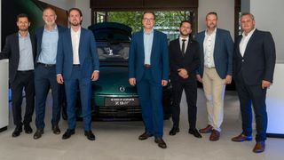Paolo Cesani (v.li.), Product Manager Denza, Klaus Hartmann, Regional Sales Director Denza, Marijan Luckas, Markenverantwortlicher Jacobs-Gruppe, Lars Bialkowski, Country Manager BYD Deutschland, Timo Klaissle, Network Manager Denza, Arne Bechmann, Marketingleiter Jacobs-Gruppe, und Alexander Gotzen, Gesamtvertriebsleiter Neuwagen Jacobs-Gruppe.
 
 (Bild: Denza)