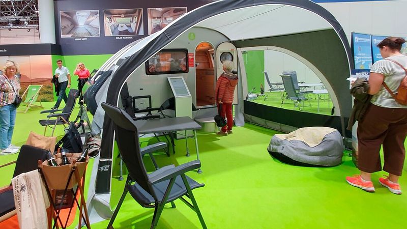 Die Einstiegsmarke von Tabbert, T@b, zeigt auf dem Caravan-Salon, wie man es sich auch in einem Mikro-Wohnwagen gemütlich machen kann. (Bild: Mauritz – VCG)