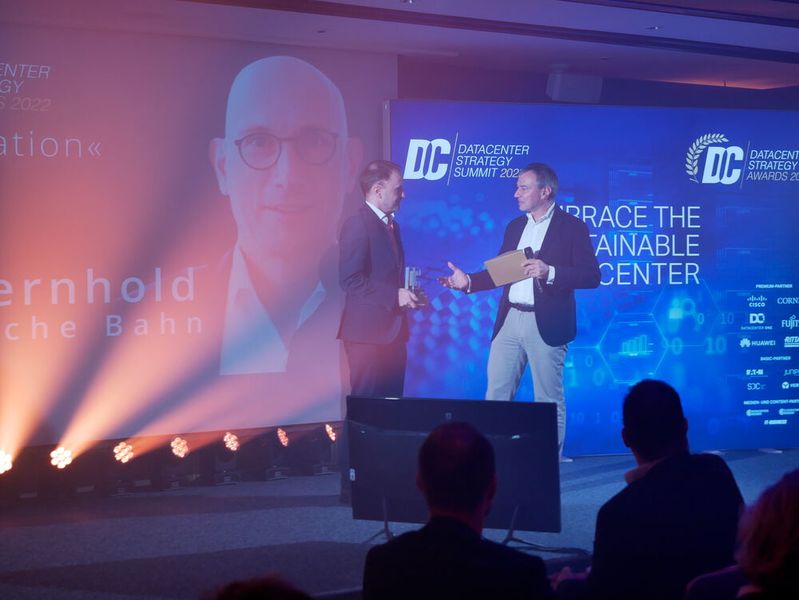 Gerd Simon, Laudator in der Kategorie „Transformation“, überreichte die Auszeichnung an Gewinner Ralf Gernhold, CTO Deutsche Bahn, stellvertretend an seinen Kollegen Stefan Jacobs von der DB Vertrieb GmbH. (Bild: Medien GmbH)