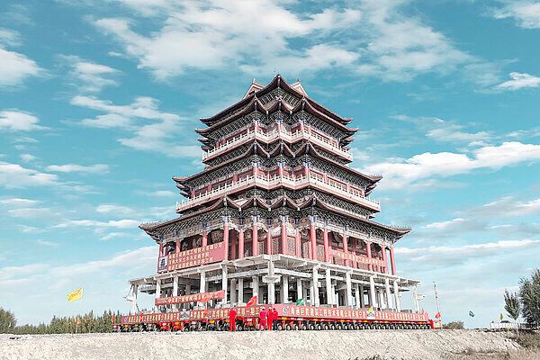 Es galt, fünf historische Gebäude zu versetzen, wie TII Scheuerle präzisiert. Allein das Hauptgebäude wog 10.000 Tonnen. Mit zwei Nebengebäuden, einem Torbogen und einer Stellwand kam man auf insgesamt 11.450 Tonnen, die über schwieriges Terrain bewegt wurden. (Bild: TII Scheuerle)