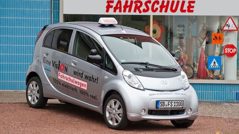 Wer zu früh und zu klein kommt, den bestraft das Leben: Der vollelektrische Peugeot iOn debütierte schon 2009, basierte auf einem winzigen Kei-Car und blieb unpopulär. (Bild: Peugeot)