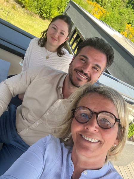 Große Wiedersehensfreude bei einem Espresso auf der Herweck Dachterasse: (v. l.) Mihriban Dincil (IT-BUSINESS), Sergio Gagliardi (Herweck) und Stephanie Steen (IT-BUSINESS) (Bild: Vogel IT-Medien GmbH)