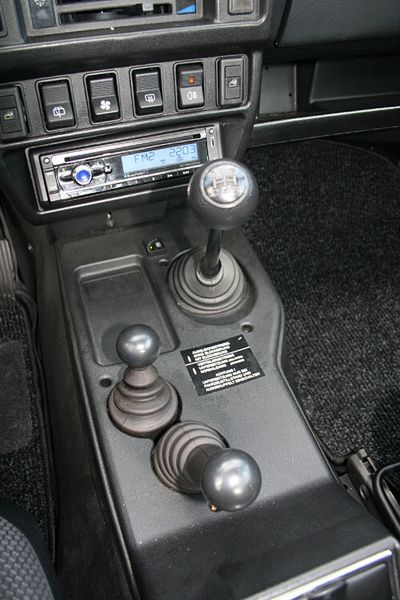 Unbestritten sind die Geländequalitäten des kompakten Fahrzeuges: 65 Zentimeter Wattiefe, 58 Prozent Steigfähigkeit und ein Kippwinkel von 48 Grad sorgen in Verbindung mit serienmäßiger Differenzialsperre und Getriebeuntersetzung für echte Offroad-Eigenschaften. (Foto: auto-medienportal.net)