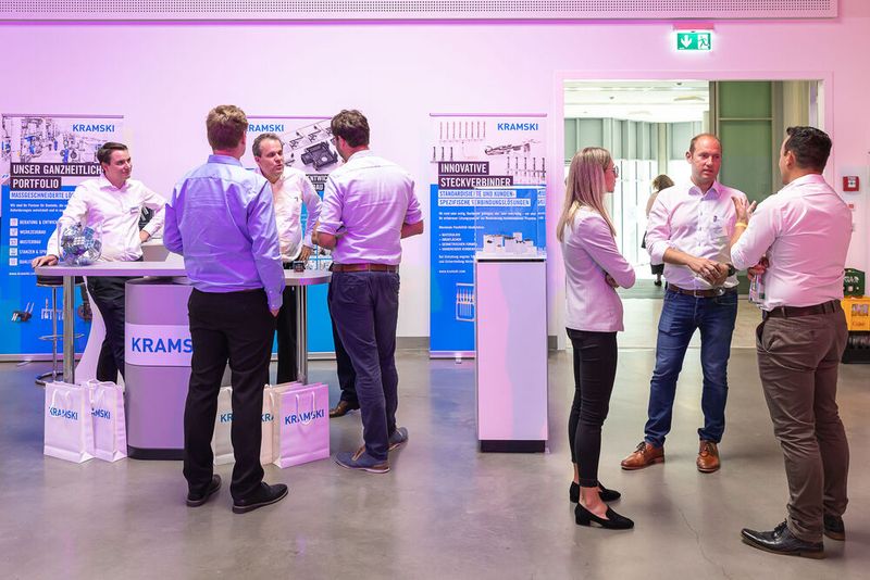 16. Anwenderkongress Steckverbinder: Der SPE-Tag am 4. Juli 2022 zog wieder viele interessierte Zuhörer an. Abgedeckt wurden fast alle Themen im Bereich Single Pair Ethernet vom Standard über das Marktpotenzial, Rückwärtskompatibilität, Schirmung, Messtechnik bis hin zum neuen Standard SPE M12 Hybrid. (Bild: Elektronikpraxis)