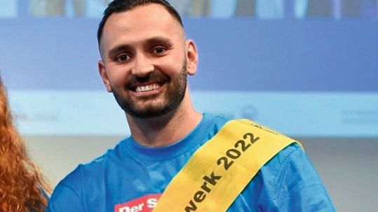 Die Leidenschaft für seine Arbeit zahlte sich aus: Karosseriebauer Aaron Kukic ist Mister Handwerk 2022. Die Leidenschaft für seine Arbeit zahlte sich aus: Karosseriebauer Aaron Kukic ist Mister Handwerk 2022.