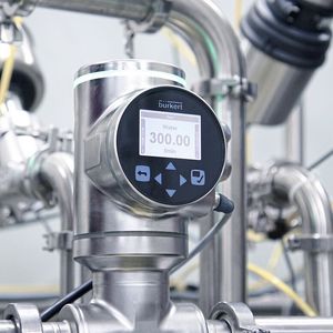 Volumenstrom, Temperatur und Medienwechsel gleichzeitig bestimmen mit dem SAW-Durchflussmesser.