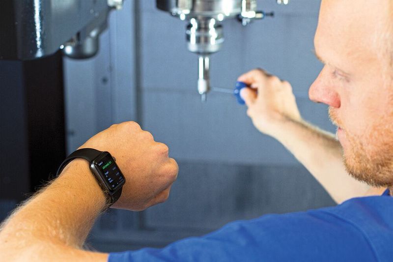 Komfortabel: Der Bediener justiert und überwacht den Feinbohrkopf mit einer App beispielsweise auf einer Smartwatch.  (Big Kaiser)