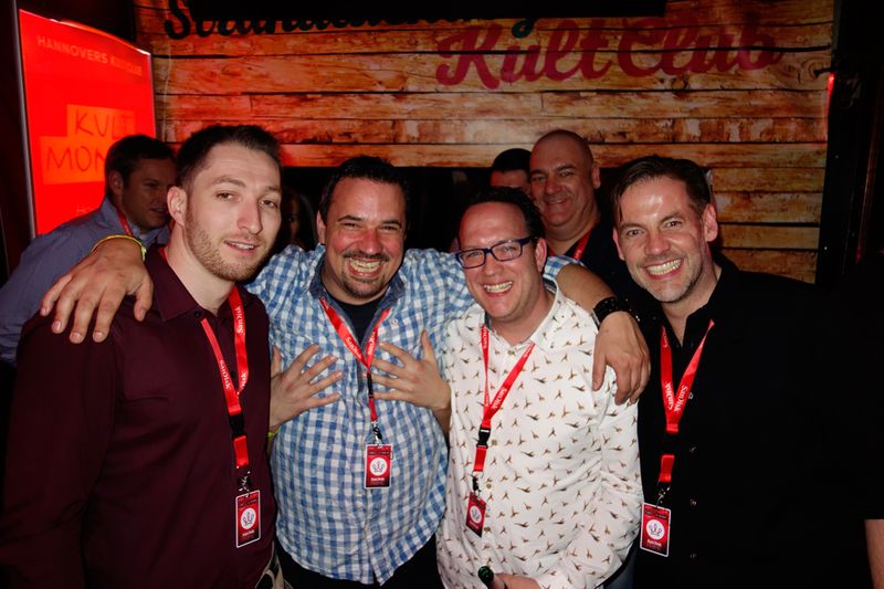 Jungs, bei dem Foto stellst sich mir nur die Frage: 