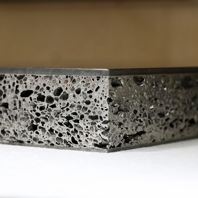 Schnitt durch ein leichtes Metallschaum-Sandwich: Das Fraunhofer IWU untersucht einen Kern aus Aluminiumschaum zwischen Deckplatten aus Stahl oder Aluminium für den Einsatz in der Binnenschifffahrt bei Niedrigwasser. (Bild: Fraunhofer IWU)