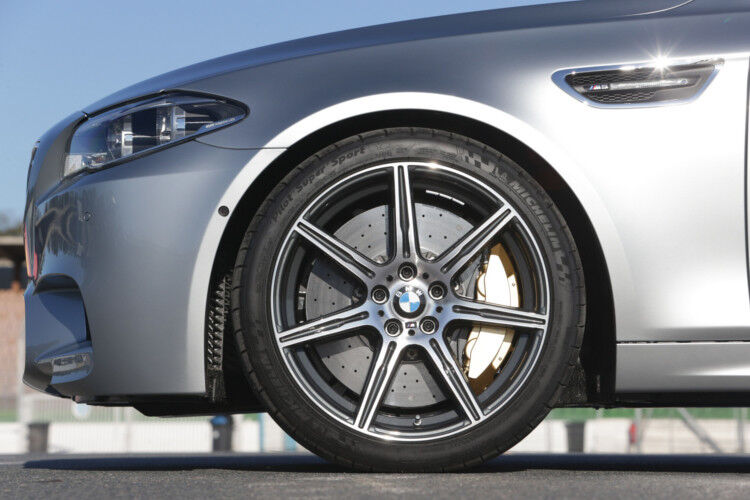 Eine Neuerung im Erscheinungsbild des BMW M5 ist die M Niere, deren Stäbe das Doppelspeichen-Design der M Leichtmetallräder aufgreifen und die nun außerdem den Modellschriftzug trägt. (Foto: BMW)