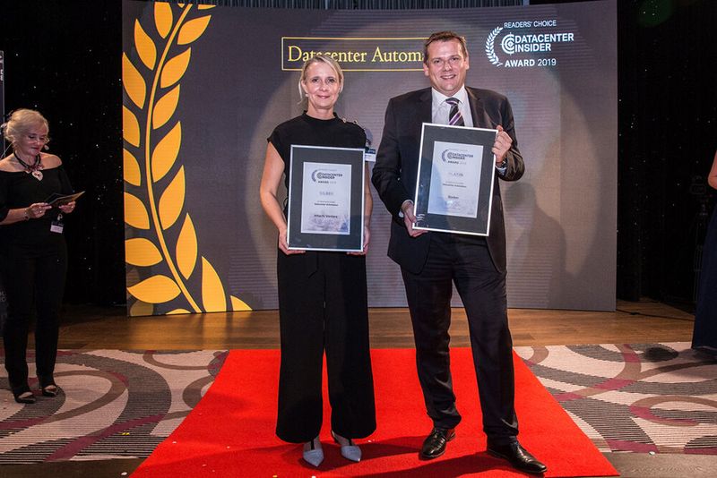Die Gewinner in der Kategorie Datacenter Automation: Für Hitachi Vantara (Silber) auf der Bühne Barbara Götz und für Docker  (Platin) Hans-Jürgen Pommer (FNT Software, Gold,  fehlte) (Bild: artful rooms / VIT)