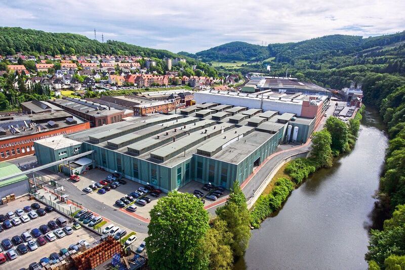 Die Thyssenkrupp Hohenlimburg GmbH im Lennetal feiert in diesem Jahr ihr 400-jähriges Bestehen: Heute liefert das Unternehmen mit circa 1000 Mitarbeitern seine Produkte an Kunden in aller Welt. (Thyssenkrupp Steel Europe AG)