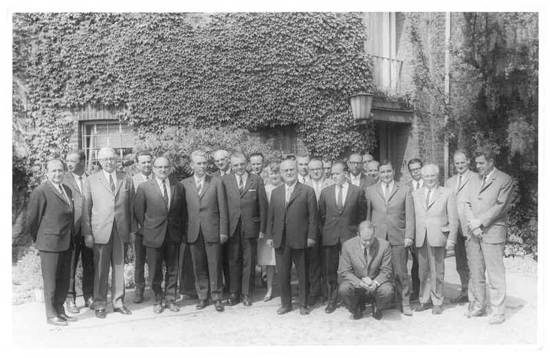 Carl Wilhelm Brabender (Mitte, mit offenem Sakko) mit Belegschaft der Brabender Technologie KG (Ende 1950er Jahre) (Bild: Brabender Technologie)