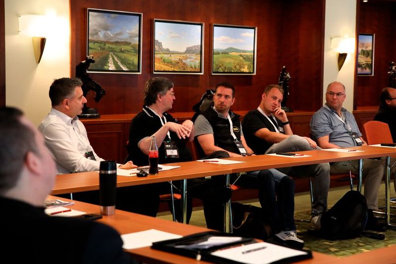 Angeregter Austausch zwischen den Teilnehmern im Thinktank von Markus Schwind. (Bild: Vogel IT-Akademie)