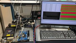 Access to the firmware: Connecting the UART TX pin and the eMMC Data0 pin to an oscilloscope of type DS1180A. (Image:Keysight Technologies)