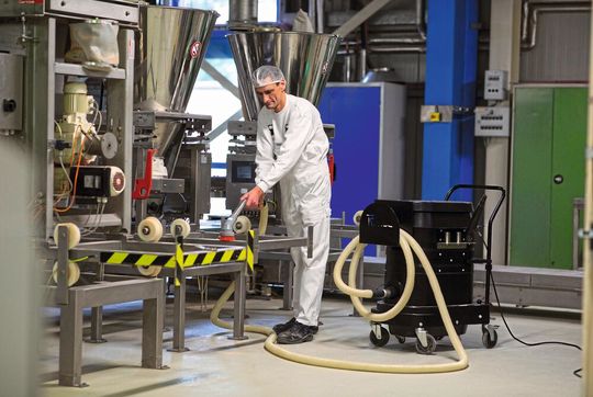 In jedem Produktionsbereich von Peter Kölln in Elmshorn sind mobile Ruwac-Sauger im Einsatz (Bild:  Ruwac Industriesauger GmbH)