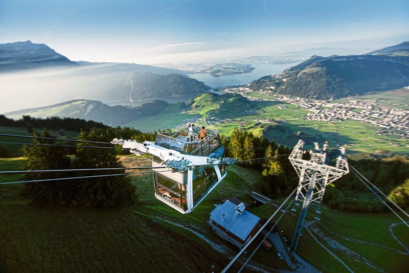 Die Fahrgäste auf dem Oberdeck befinden sich bei der Cabrio-Bahn über den Zug- und Tragseilen. (Bild: Stanserhorn-Bahn)