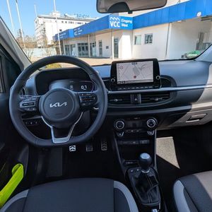 Das Cockpit ist mit einem Touchscreen-Infotainmentsystem mit acht Zoll Bildschirmdiagonale ausgestattet. Das System bietet unter anderem Apple Carplay und Android Auto, Navigation und ein Soundsystem.(Bild:  VCG - Mauritz)