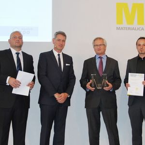 Norbert Sommer (2.v.r.), Leiter Entwicklung Türsysteme Brose Gruppe, und Michael Thienel (rechts), Projektleiter Brose Vorentwicklung Leichtbautürsysteme, nahmen im Rahmen der internationalen Fachmesse Materialica in München den Best-of Award in der Kategorie Material für das Brose Leichtbautürsystem aus endlosfaserverstärktem Thermoplast von Christian Trassl (links), Geschäftsführer und stellvertretender Bereichsleiter Kunststoffe der Neue Materialien Bayreuth, und Robert Metzger (2.v.l.), Geschäftsführer der MunichExpo Veranstaltungs GmbH, entgegen.