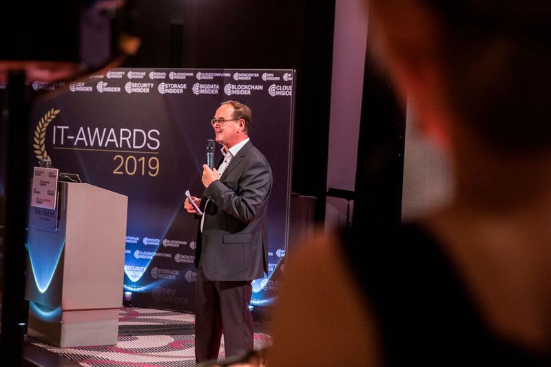 ... steht traditionell Werner Nieberle, Geschäftsführer der Vogel IT-Medien, auf der Bühne, um die knapp 210 geladenen Gäste zu begrüßen. (Bild: artful rooms / VIT)