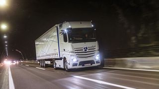 Mercedes-Benz verkaufte 2020 knapp 36 Prozent weniger Sattelzugmaschinen als im Vorjahr, führte das Segment aber dennoch an. (Bild: Daimler)