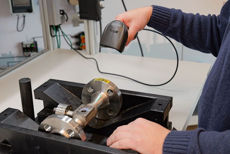 Im ersten Arbeitsschritt scannt der Produktionsmitarbeiter das Werkstück, um alle relevanten Informationen angezeigt zu erhalten. (Bild: Endress+Hauser)