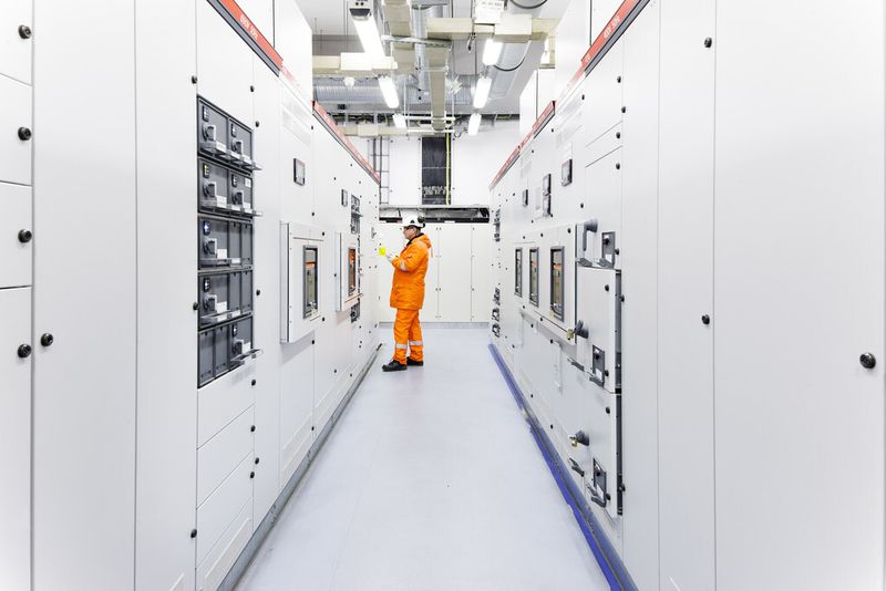 Ein Ingenieur von ABB inspiziert die Steuerschränke von ABB auf Statoil's Gasanlage auf der Insel Melkøya. (Bild: Morten Brakestad, ABB)