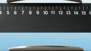 Eine Trägerplatte mit 10 mm Durchmesser aus einem herkömmlichen glasfaserverstärkten Kunststoff (oben) weist beim Abkühlen im Vergleich mit einer Probe aus der neuen ‚D6‘ Familie von LATI (unten) deutlichen Verzug auf. (Bild: Lati)