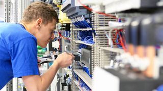 Viele Betriebe kommen beim Aufbau von Kompetenzen in Software, Robotik, künstliche Intelligenz oder dem Internet der Dinge nicht schnell genug voran.  (Bild: industrieblick - stock.adobe.com)