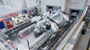 Die Liebherr-Components Kirchdorf GmbH verarbeitet in automatisierten Metall-Sägezentrum Langgut aus Stahl für Hydraulikzylinder –besonders effizient und präzise. Dabei greifen Robotik von ABB Robotics, intelligentes Engineering sowie eine in der Lagerverwaltung integrierte Software von Involon ineinander. (Bild: ABB Robotics)